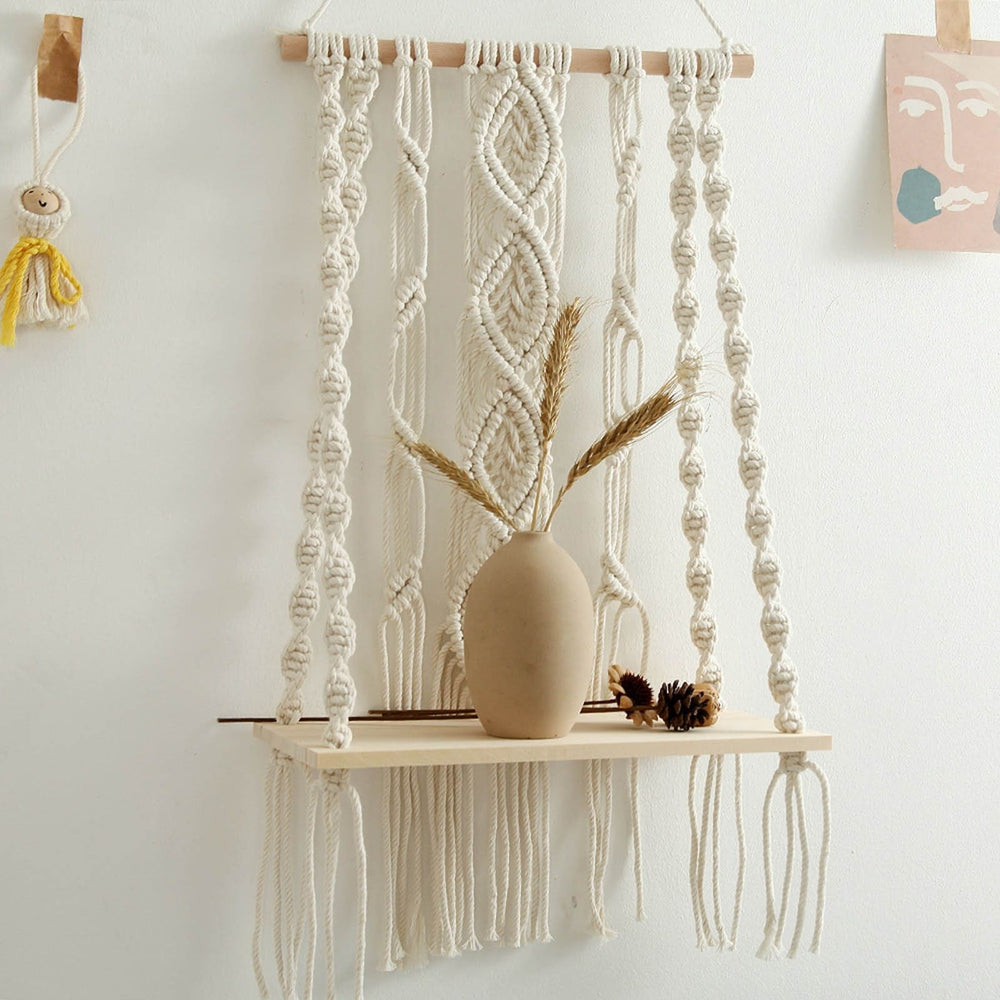 Étagère avec macramé