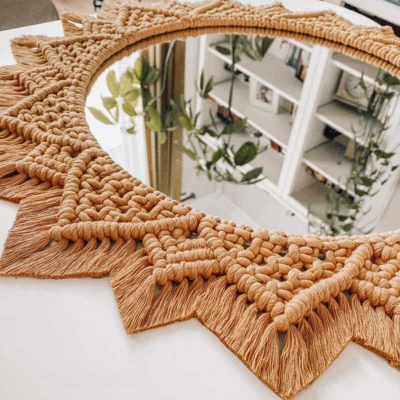 Miroir ocre en macramé