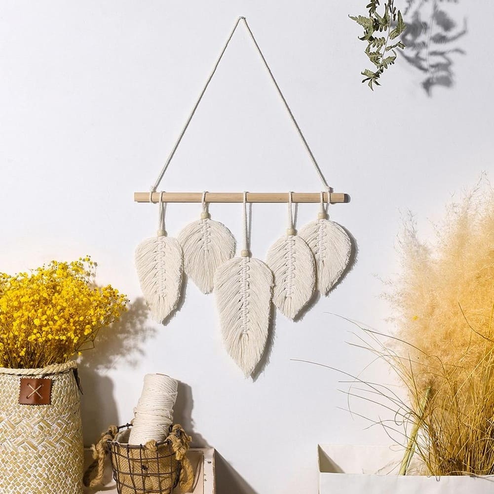 Décoration murale plume en macramé