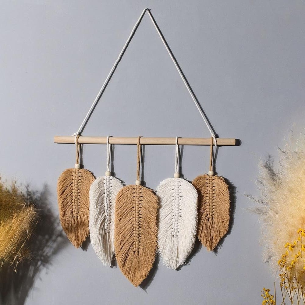 Décoration murale plume en macramé