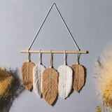 Décoration murale plume en macramé