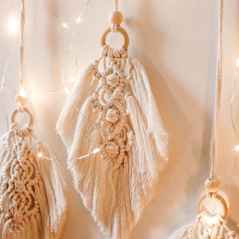 Macramé mural plume