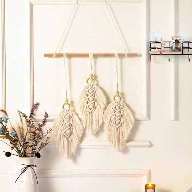 Macramé mural plume