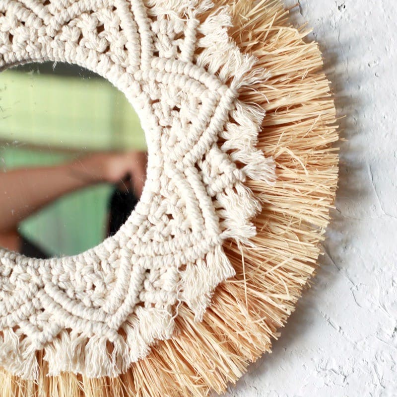Miroir doré en macramé
