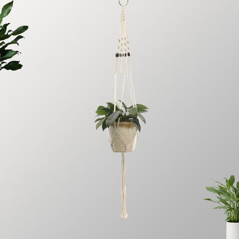 Suspension en perles de bois et macramé